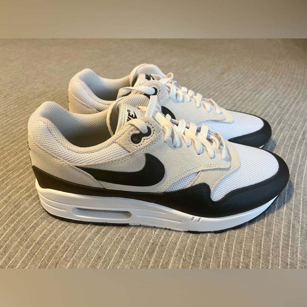 🦩CLEARANCE🦩 Nike Air Max 1 - Black/ White/ Beige